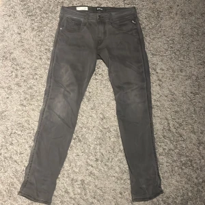 Grå jeans från Replay - Tjena, säljer nu dessa gråa replay Jeans, jeansen är i gott skick och ser knappt täcken på användning. Dom är i storlek W31 L32 men mått går lätt att lösa, tveka inte att höra av dig efter fler bilder eller frågor🔥🔥😋😋 snabb affär = bättre pris 