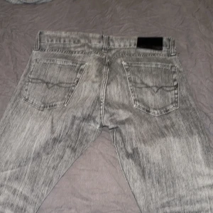 Grå jeans från Polo Ralph Lauren - Snygga grå jeans från Polo Ralph Lauren med en klassisk femficksdesign. De har en diskret tvättad look och en bekväm passform. Perfekta för en stilren vardagslook.