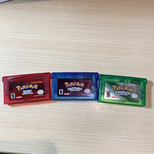 Pokémon Ruby, Sapphire och Emerald spelkassetter - Jag säljer tre klassiska Pokémon-spel för Game Boy Advance: Ruby på en röd patron, Sapphire på en blå patron och Emerald på en grön patron. Perfekt för samlare eller nostalgiska spelare som vill återuppleva äventyren i Hoenn-regionen. Alla patroner är redo att spela. Säljes styckvis för 350 kr