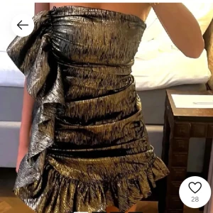 Guldig volang klänning zara - Svår att få tag på, prislappen kvar. Sjukt snygg strl xs