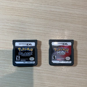 Nintendo DS-spel Pokémon Black och Pokémon Pearl - Jag säljer två Nintendo DS-spel: Pokémon Black Version och Pokémon Pearl Version. Perfekt för Pokémon-fans som vill återuppleva klassiska äventyr. Spelen är redo att spela på din Nintendo DS. Säljes styckvis för 450 kr