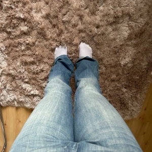 Blå jeans med bootcut - Säljer ett par snygga blå jeans med bootcut. De har en klassisk femficksdesign och en låg midja. Perfekta för en avslappnad stil. midja: 38 innerben: 84 midjehöjd: 20
