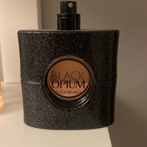 Black Opium parfym från Yves Saint Laurent - Säljer en flaska Black Opium parfym från Yves Saint Laurent. Den är använd typ 3 gg. 