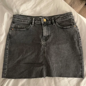 Svart jeanskjol från ONLY - Snygg svart jeanskjol från ONLY. Den är aldrig använd då den ej passar.