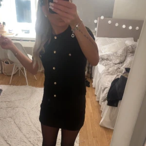 Svart kortklänning med knappar - Super fin stickad T-shirt men som tyvärr inte kommer till användning prislapparna är kvar.