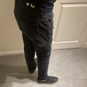 Dondup jeans  - Hej! Säljer nu dessa Dondup jeans. Garanterad äkthet! Köpebevis finns och kan skickas vid köp. Otroligt bra skick, inga defekter. Modell på bilden är 187. Riktigt snygga jeans som passar till det mesta. Hör av dig vid frågor eller funderingar!