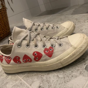 Cdg Converse  - Skor från comme de garsons och cdg, skick 7/10, storlek 41,5 men passar 42,5, pris kan diskuteras, endast skorna medföljer 