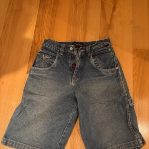 Blå jeansshorts från Fubu - Snygga blå jeansshorts från Fubu.