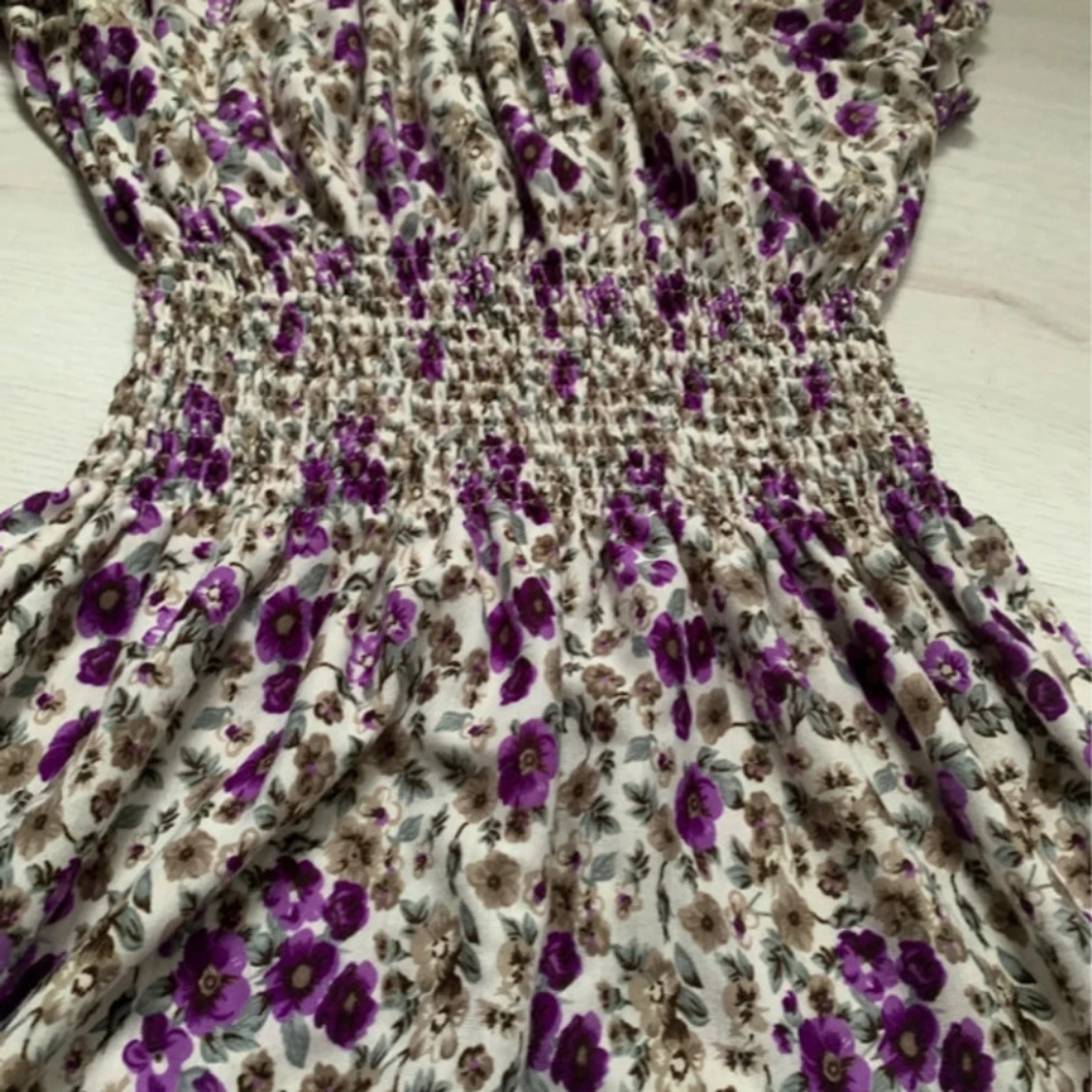 Blommiga blusar  med smockdetaljer - 2