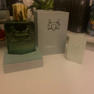 Parfums de Marly Greenley 125 ml - Helt oanvänd Parfums de Marly (greenley) parfym från pdm. Org pris 3000 kr. Har inget köpbevis, därför sänker jag priset med hela 1000 kr.