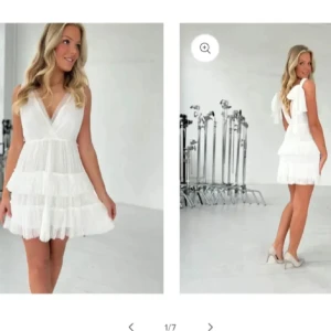 Studentklänning - Jättefin studentklänning från Åberg Copenhagen i strl s💞💞. Säljer vidare då den inte passade mig. Tidigare ägare hade endast använt den en gång, inga defekter. Den har tre lösa knyt band, ett till midjan och ett till vardera axel. Skickar gärna fler bilder vid intresse!😇