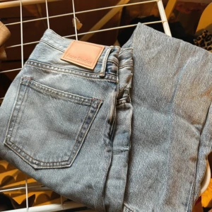 Blå jeans från Acne Studios - Snygga blå jeans från Acne Studios med klassisk femficksdesign och en stilren look. Perfekta för en avslappnad stil med en touch av elegans. Passar bra till både sneakers och kängor. Storlek 28/32 och aldrig använda