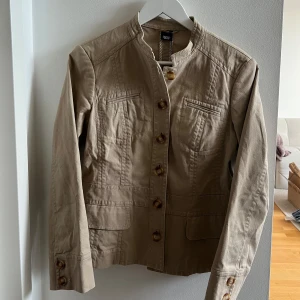 Beige jacka med knappar - jättesnygg jeansjacka från Esprit i en beige/brun färg, fint skick. Lite figursydd modell 