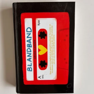 Blandband - Boken 'Blandband' av Steven Camden handlar om två tonåringar, Ryan och Ameliah, som är åtskilda av tiden men förenade av oändligheten. En berättelse om kärlek, tid och magi. Perfekt för dig som gillar djupa och känslosamma historier.