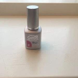 Depend Gel iQ nagellack - Säljer ett Depend Gel iQ nagellack i nyansen 'Feel the Beat'. Det är en del av deras UV/LED-lack teknologi och kommer i en liten flaska med silverfärgat lock. Perfekt för en hållbar och glansig manikyr.