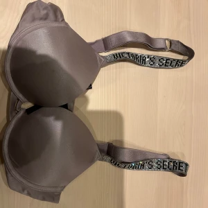 Push-up bh från Victoria's Secret - En bh från Victoria secret i modellen "Shine Strap Smooth Push-Up Bra". Storlek 32B 70B och fint skick!! Köpt för 80 dollar eller ca 900 sek i usa för ett år sedan men har inte riktigt kommit till användning, mest legat i garderoben.