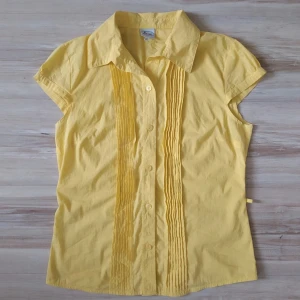 Gul blus☀️ - Säljer en söt solgul blus!!🌼 Stl 40 men passar 38 också! Säljer pga att den inte kommer till användning🙌🏼