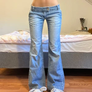 Jeans - Midjemått: 37cm, innerbenslängd: 79cm 