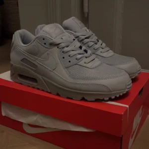 Grå Nike Air Max 90 - Snygga grå Nike Air Max sneakers helt sprillans nya aldrig använda.