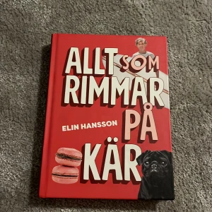 Allt som rimmar på kär - Boken 'Allt som rimmar på kär' av Elin Hansson är en ungdomsbok utgiven av Lilla Piratförlaget. Den har en röd omslag med bilder av en hund och macarons. Boken handlar om vänskap och kärlek, och riktar sig till barn och ungdomar i åldern 9-12 år.