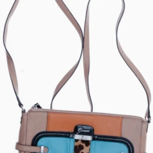 Flerfärgad axelväska från Guess - Säljer en unik axelväska från Guess i beige, blå och leopardmönster. Väskan har en justerbar axelrem och en praktisk dragkedja. Insidan är mönstrad med rosa och svarta detaljer. Perfekt för att ge din outfit en färgklick! Skinn.