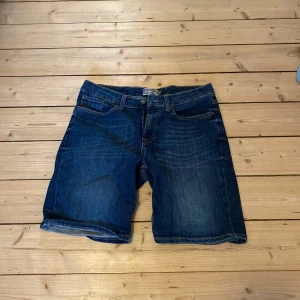Blå jeansshorts från Dressmann - Blåa jeansshorts från dressman i bra skick! Vid funderingar eller fler bilder så är det bara att kontakta mig! Kolla även in min sida. Säljer kläder sjukt billigt och då har du chansen att köpa bundles🤩  Med vänlig hälsning, 👋 