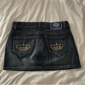 Jeanskjol från Victoria Beckham - ( OBS vet inte om den är äkta eller inte för köpte den här på plick ) köpt för 600kr, passar s/m skriv privat för mått 💕