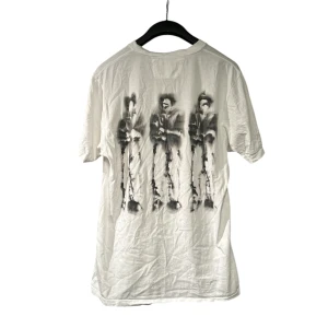 Vit t-shirt från C.P. Company - Säljer en vit t-shirt från C.P Company med tryck på baksidan. Modellen är Garment Dyed Jersey Printed T-Shirt White. Endast använd 1–2 gånger, i mycket fint skick utan fläckar eller defekter. Nypris 1100kr. Hör av dig om du har några frågor!