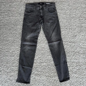 REPLAY ANBASS JEANS  - Replay anbass jeans - Slim fit passform - Storlek W30/L30 - Nypris runt 1800kr -  Deluxecloset