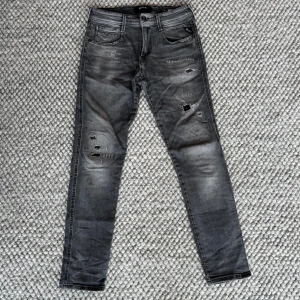 REPLAY ANBASS JEANS - Replay anbass jeans - Slim fit passform - Storlek W30/L30 - Nypris runt 1800kr -  Deluxecloset
