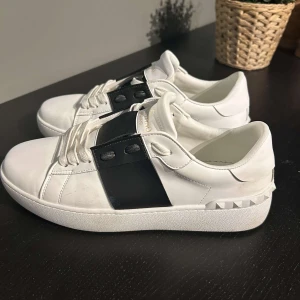 Valentino Open Skor Svart - Hej, säljer jag nu mina Valentino Open Skor som jag har inget användning för dom längre, dom är i väldigt bra skick och knappt använda, helt nya. Väldigt sköna skor och riktigt bra till våren som kommer nu.
