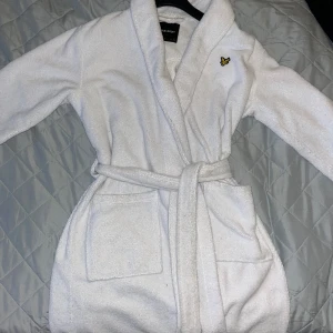 Morgonrock från Lyle&Scott - Snygg o skön morgonrock t bra pris. Knappt använd. Mycket fin skick! Storlek S. Prisförslag tas emot