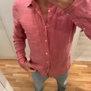 Rosa Linneskjorta från Zara  - Är 175 brukar ha S/M, nypris 499kr, använt 1 gång