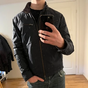 Morris Fieldjacka  - Säljer denna sjukt snygga Fieldjackan från Morris⭐️ Färgen är mörkblå och storleken är M⭐️Jackan har inga defekter och skicket är utomordentligt🙌🤝 Sjukt najs passform och material också⭐️🙌 Tveka inte på att höra av er vid minsta fråga eller fundering😊