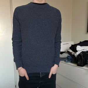 Mörkblå tröja från Bruun & Stengade - Säljer en stilren mörkblå tröja från Bruun & Stengade. Tröjan har en klassisk design med rund hals och långa ärmar. Perfekt för en avslappnad men ändå snygg look.