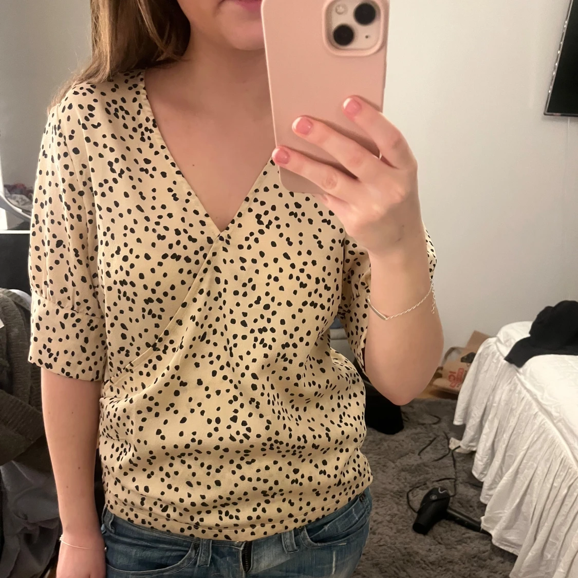 Beige prickig omlottopp