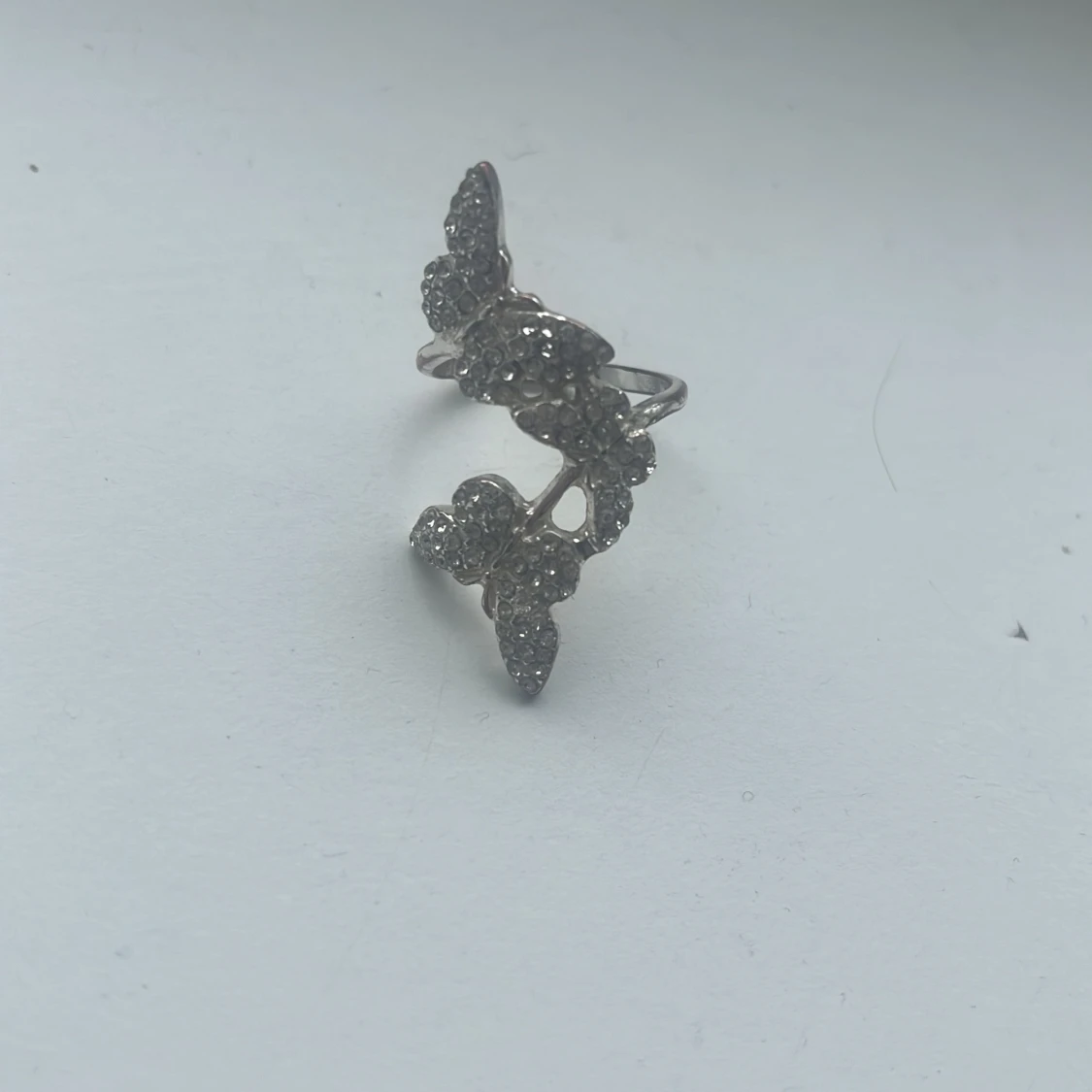 Silverfärgad ring med glittriga detaljer - 1