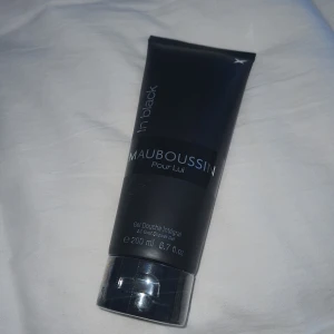Shower gel - Säljer en Mauboussin Pour Lui In Black duschgel för män. Den kommer i en elegant svart tub på 200 ml. Perfekt för en fräsch och maskulin doftupplevelse i duschen.