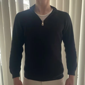 Mörkblå tröja med dragkedja - Snygg mörkblå tröja med dragkedja vid halsen. Perfekt för en stilren look. Bra skick 9/10 som ny fast utan prislapp! Tröjan har långa ärmar och en enkel design som passar till många tillfällen ✅