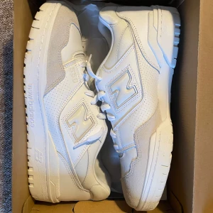 HELT NYA NEW BALANCE 550 - Tvärsnygga new balance 550 skor, helt nya inte ens använt en enda gång. Köpt för 1600 från ungefär ett år sedan men har helt enkelt inte kommit till användning. Storlek 46 tror jag men passar mig som har 45 utmärkt pågrund av det tjocka materialet inuti, kontakta vid minsta fråga och som alltid kan jag gå ner i pris mina vänner❤️