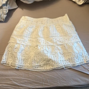 Vit kjol med broderade detaljer - Jättesöt vit spetsshort med resår där bak från Zara i storlek 152/11-12❤️ kan gärna tänka mig att byta mot någon annan kjol, shorts eller klänning i större storlek💞