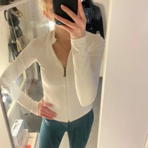 Vit zip tröja från Nelly - Använd ca två gånger, gillar inte vita tröjor