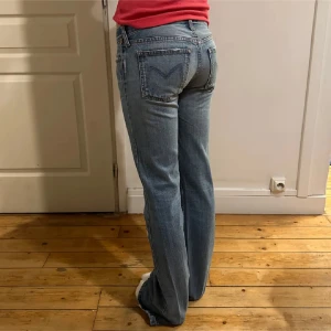 Blå bootcut jeans lågmidjade - Lånade bilder av tjejen jag köpte ifrån❤️As snygga jeans som tyvärr inte passade mig så säljer vidare, midjemått 37cm och innerbenslängden är 85🫶 köpte för 850kr!