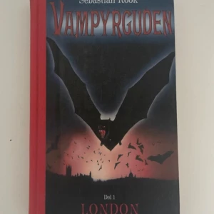Vampyrguden - Del 1-3 - Säljer bokserien 'Vampyrguden' av Sebastian Rook. Del 1: London, Del 2: Paris, Del 3: Mexiko. Böckerna har dramatiska omslag med vampyrtema och mörka illustrationer av fladdermöss och mystiska landskap. Perfekt för dig som gillar spänning och äventyr!