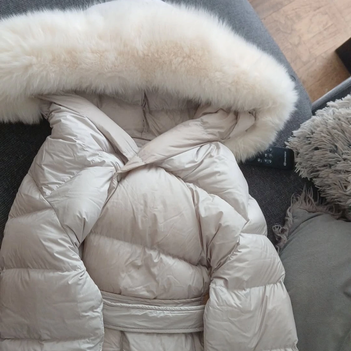 Beige dunjacka med pälsdetalj - 2