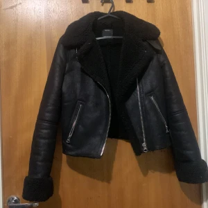 Svart bikerjacka  - Tar emot förslag på priset!  svart skinnjacka från Bershka 