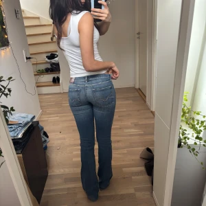 Low waist bootcut jeans från Replay - Sååå snygga bootcut jeans med superfin färg, önskar jag kunde behålla men snäppet för små för mig som är stl 36 i underdel. Detaljerade fickor med broderad fjäril!