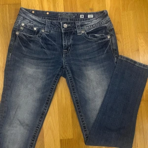 Blå jeans från Miss Me - Super Snygga blå skinny jeans från Miss Me med unika broderade detaljer och detaljer på bakfickorna. De har en klassisk femficksdesign och knappar med logotyp. 