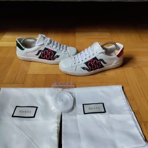 Gucci ace -  Jätte bra skick 9/10 bara lite smutsiga typ det bästa skicket man kan hitta Gucci ace's i särskilt med ormen eftersom det är den mest eftertraktade modellen! 2 dustbags och ett par extra snören följer med allt rakt ifrån Gucci! Storleken är 6 vilket motsvarar EU40. Nypris 8000+ mitt pris 1999! Skriv till mig om du har några funderingar! Byten kan vara intressant