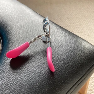 Rosa ögonfransböjare - Snygg och praktisk ögonfransböjare med rosa handtag. Perfekt för att ge dina fransar en vacker böj och öppna upp blicken. Enkel att använda och ett måste i sminkväskan!💗Alla kön kan ha den !!!!!💗💗💗ni får ge så många prisförslag ni vill men kommer KANSKE inte godkänna alla men ni får ge så många ni vill💗💗